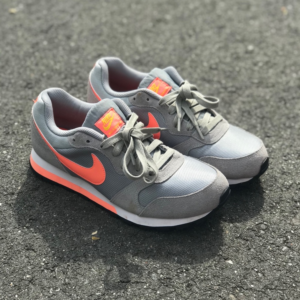Nike Women's MD Runner 2 GREAT SHAPE size 9